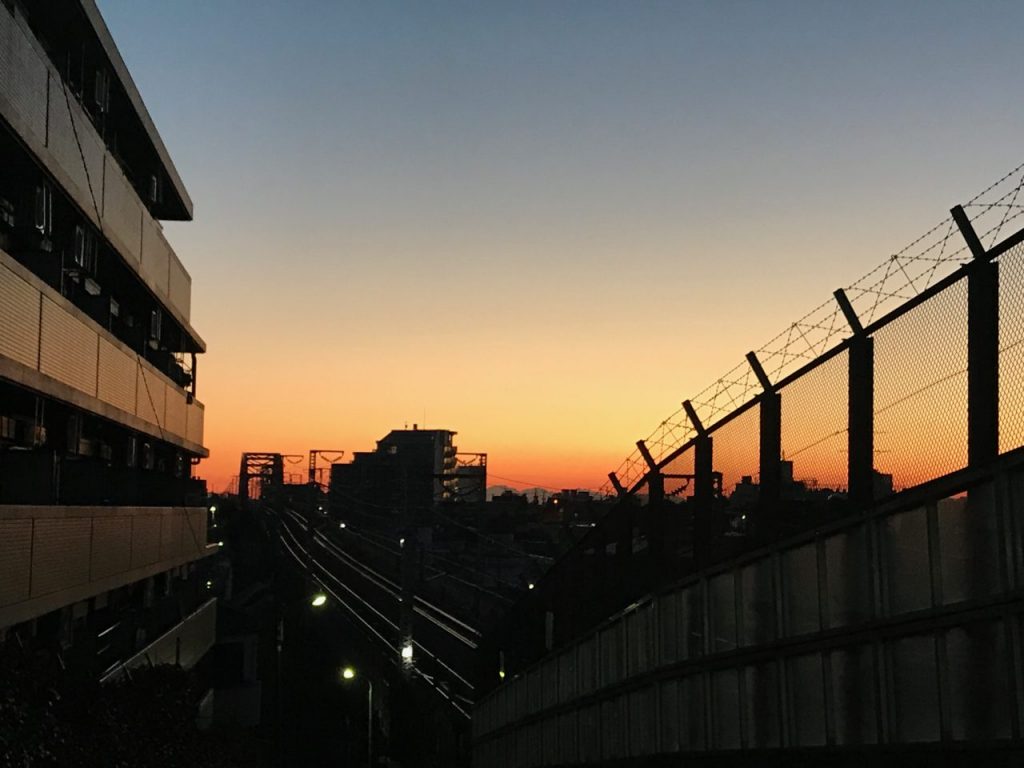 夜明けの新幹線