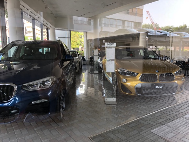 BMW X2の実車を発見！　以前お世話になったYanase BMW 大田支店、しかもNew X3とツーショット。今週末に行ってみよう〜、かな？